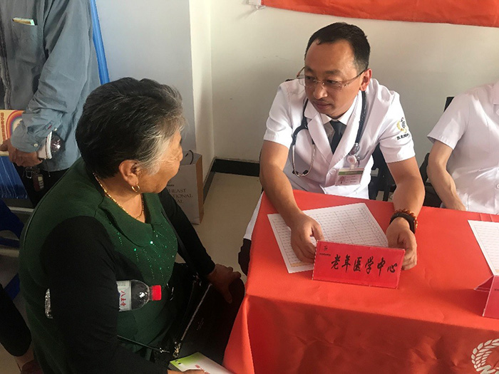 义路为民东北国际医院医疗团队走进辽中区茨榆坨